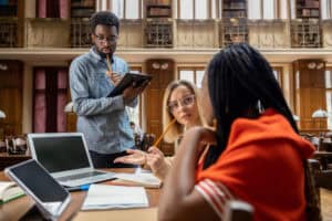 A group of university students discuss the advantages of artificial intelligence​